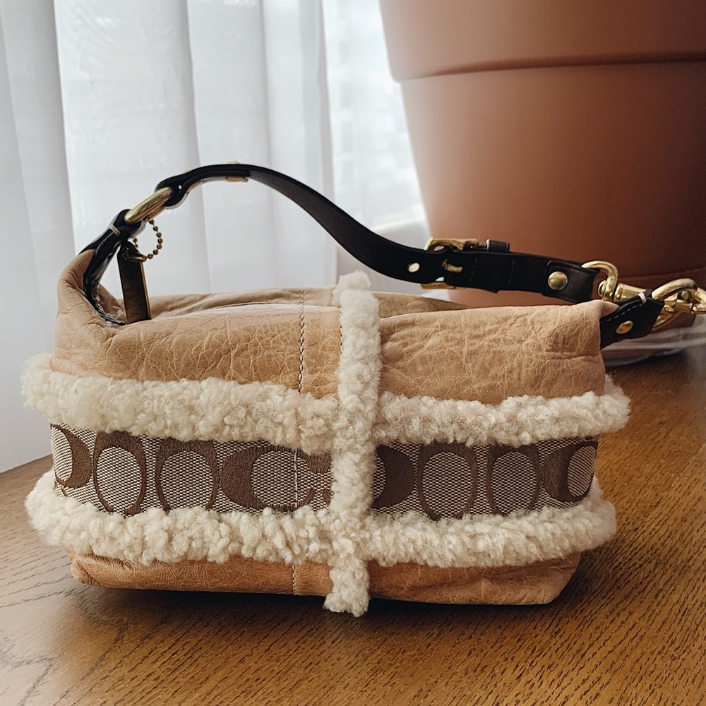 Coach bag! Cute and fluffy! ⛷⛰❄️
